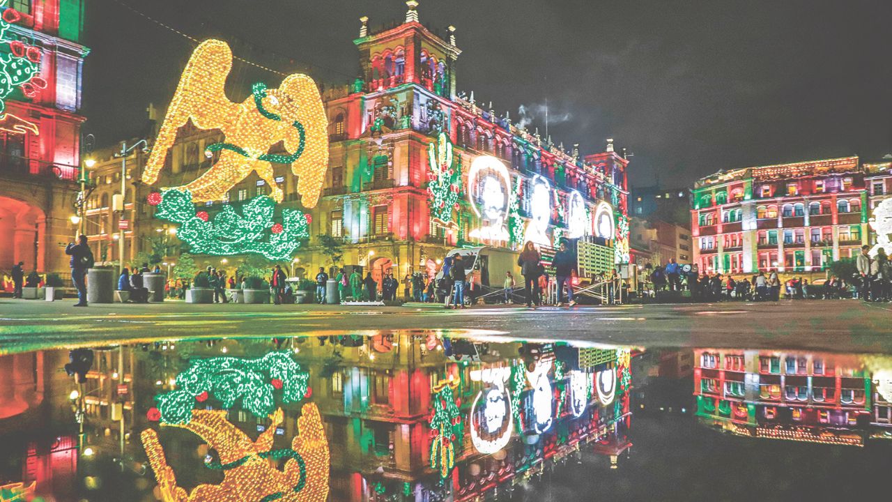 DESTELLOS. La decoración se compone por 32 mil focos LED, 16 kilómetros de escarcha y ocho km de manguera, entre otros materiales.