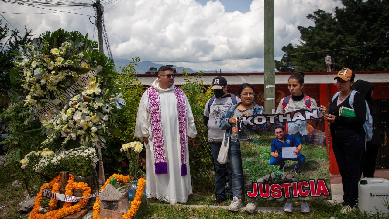 CONSUELO. Flores fueron colocadas en el lugar donde murió Yanqui Kothan Gómez Peralta.