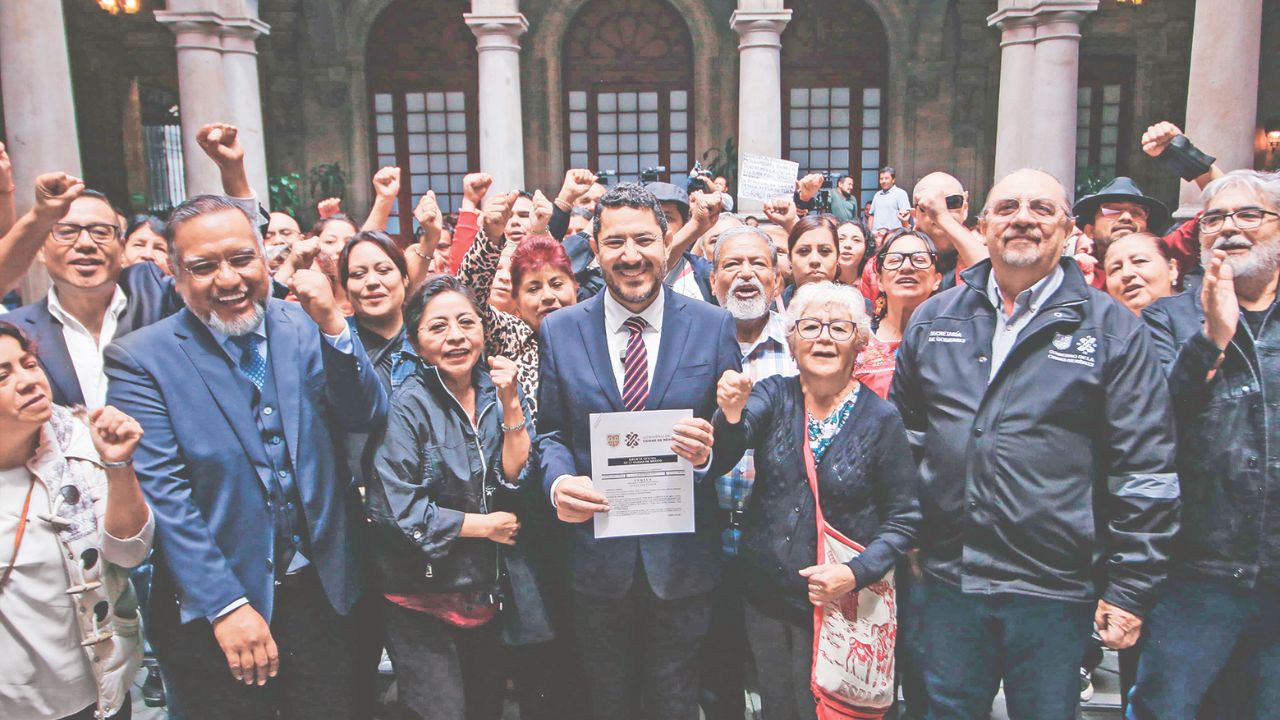 Alcance. Martí Batres explicó que ya es un derecho constitucional capitalino brindar recursos para mejorar barrios y colonias.