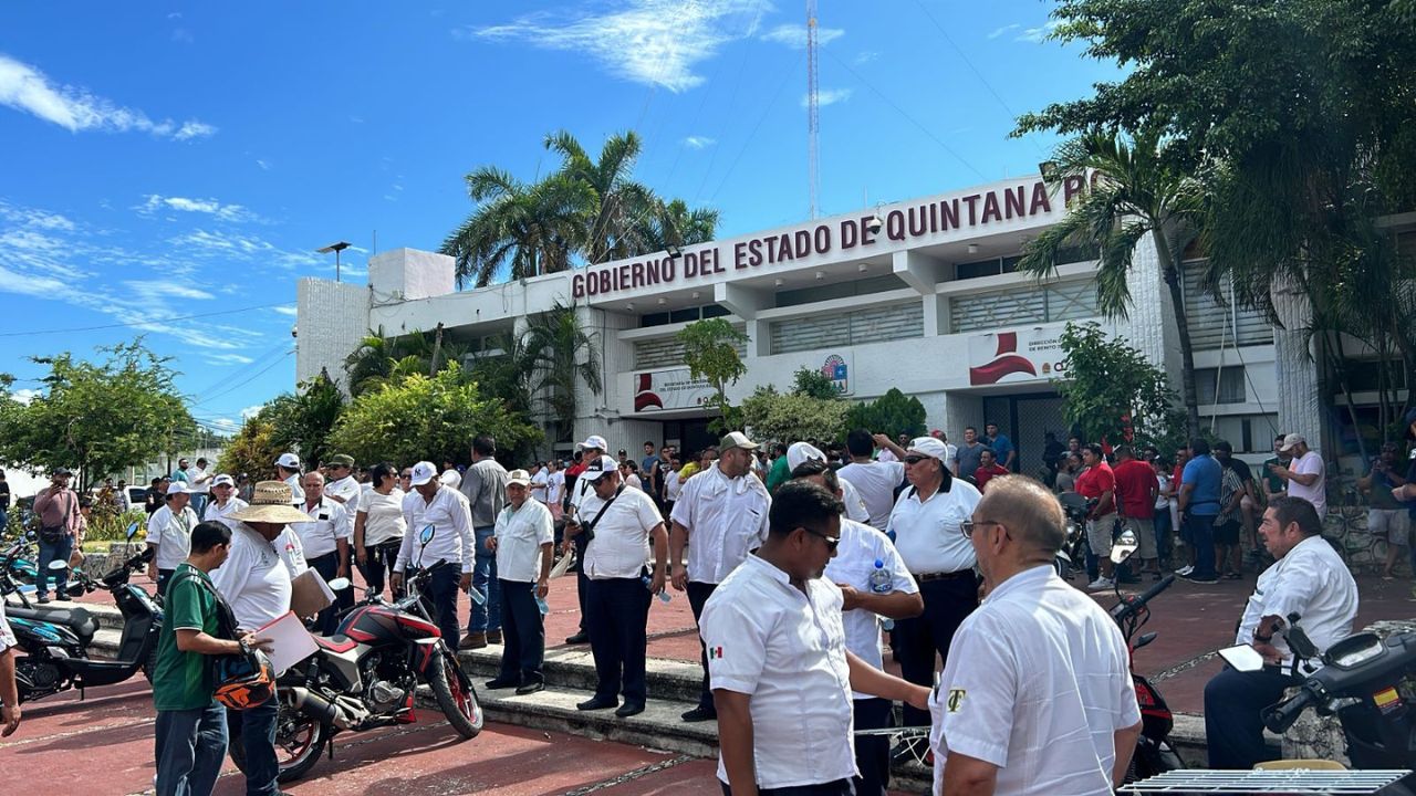 INCONFORMES. Miembros del sindicato de taxistas local se manifestaron mientras autoridades sostenían una reunión con operadores de aplicación.