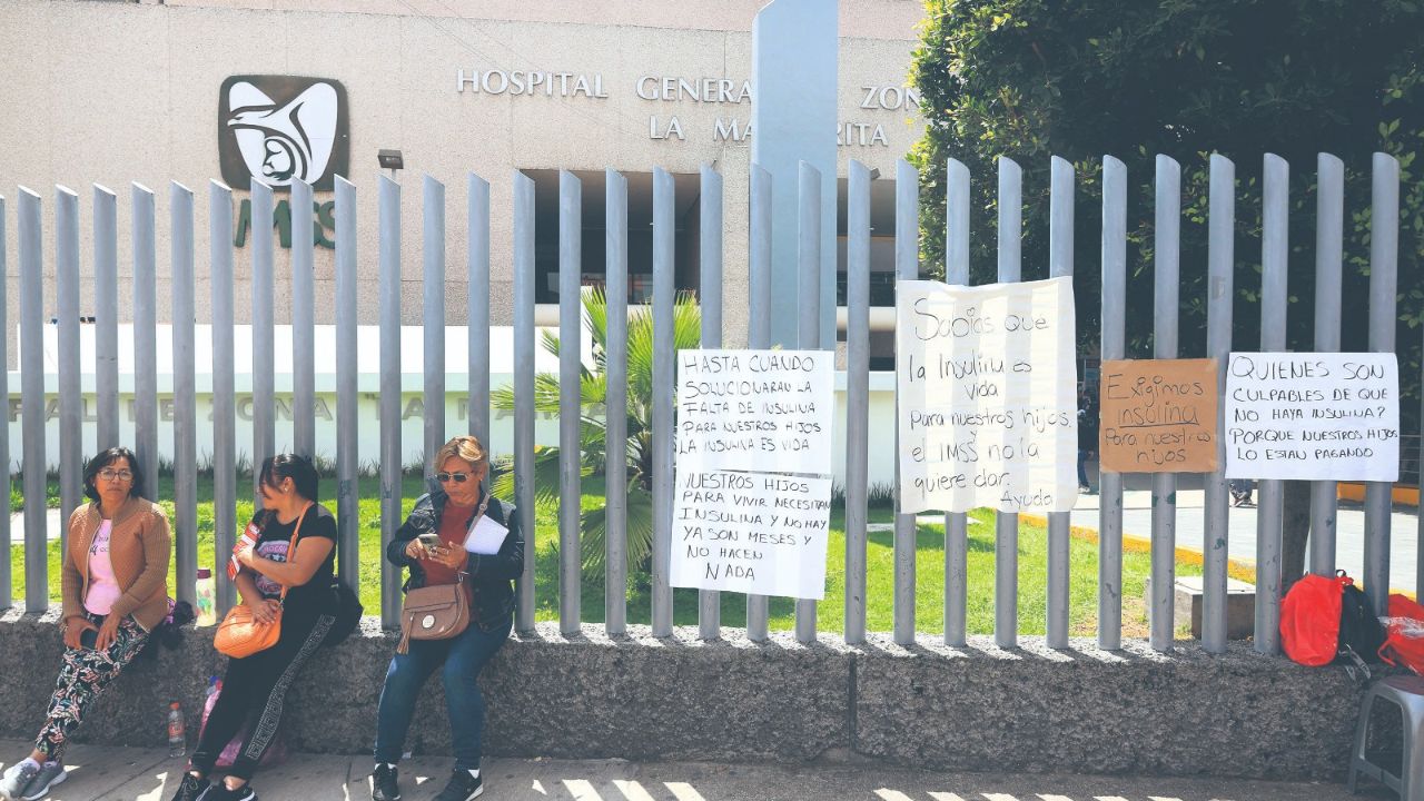 PROTESTA. Madres de familia se manifestaron este martes frente al Hospital de La Margarita, donde pegaron pancartas para exigir la entrega del medicamento.