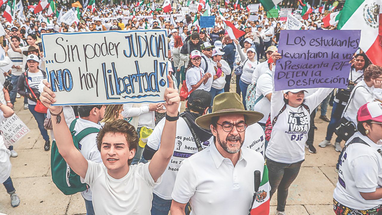 Al grito de “Sin Poder Judicial; ¿quién te va a amparar?” y “¡México escucha, esta es tu lucha!” trabajadores del Poder Judicial y estudiantes se manifestaron en contra de la reforma propuesta por el presidente Andrés Manuel López Obrador