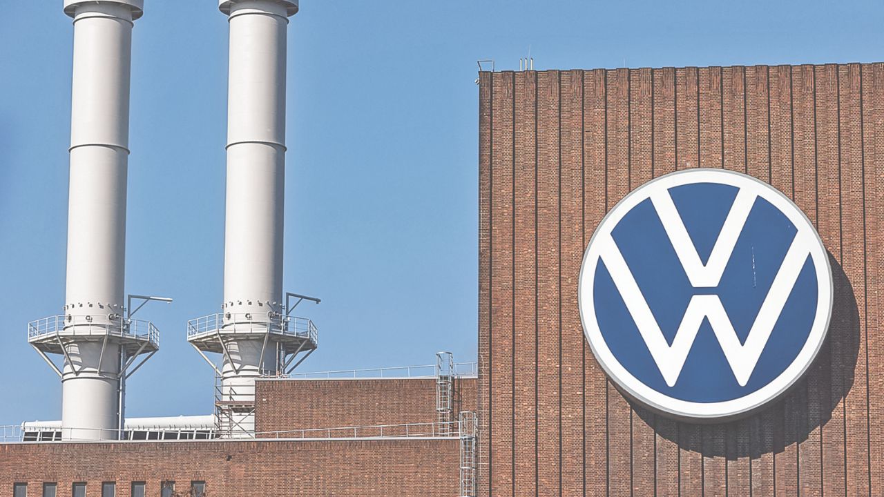 El primer grupo automovilístico europeo, Volkswagen, anunció ayer una reestructuración de su actividad sin precedentes en la historia de la empresa