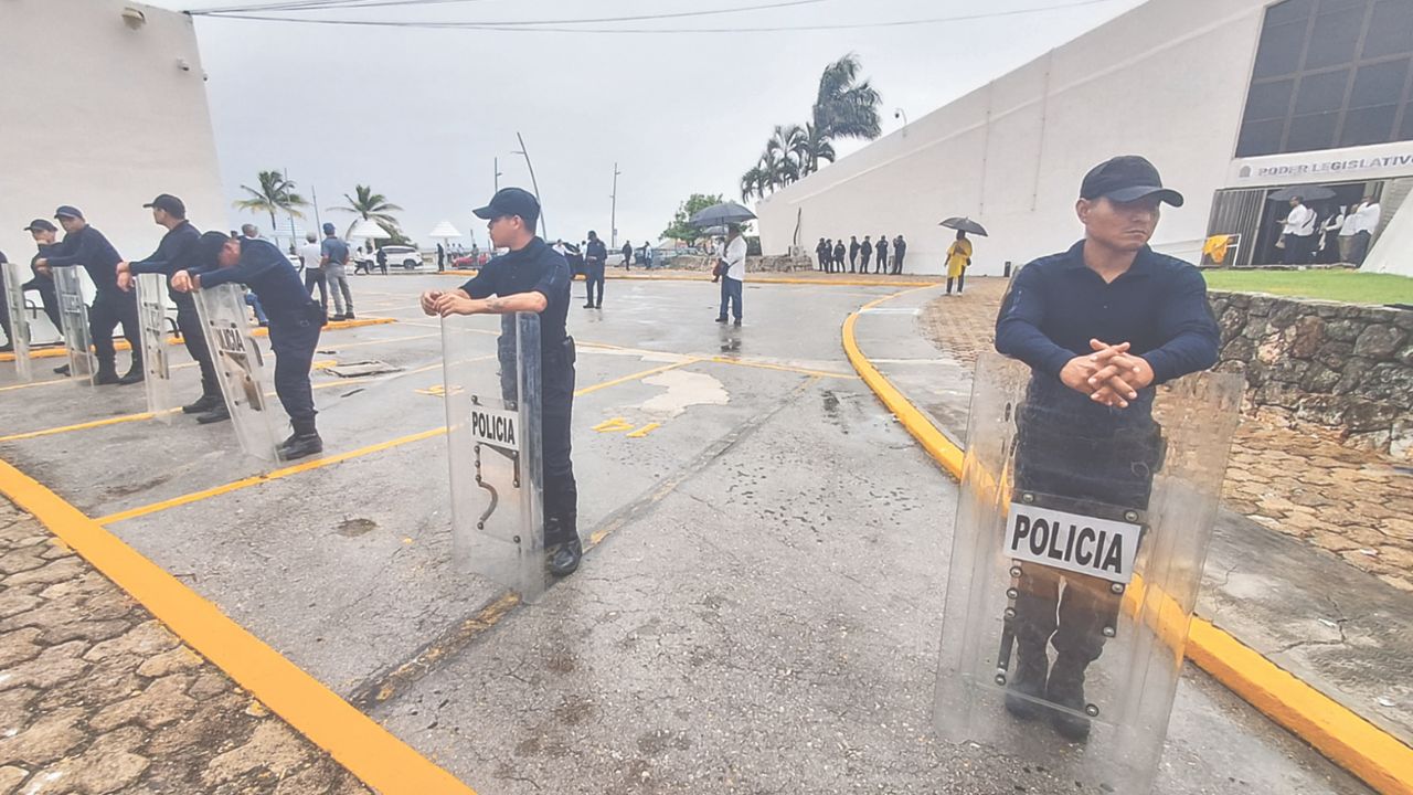 Seguridad. El acceso al recinto fue controlado por elementos antimotines, quienes impidieron la entrada tanto a manifestantes como a la población en general.