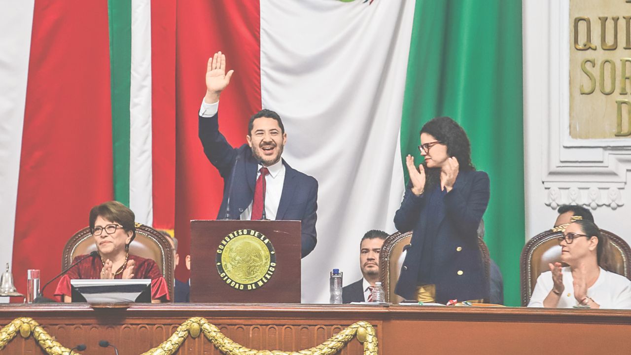 Celebran. El Gobierno quedó en buenas manos, dijo Batres; mientras, decenas de simpatizantes lo apoyaron a las afueras del Congreso.