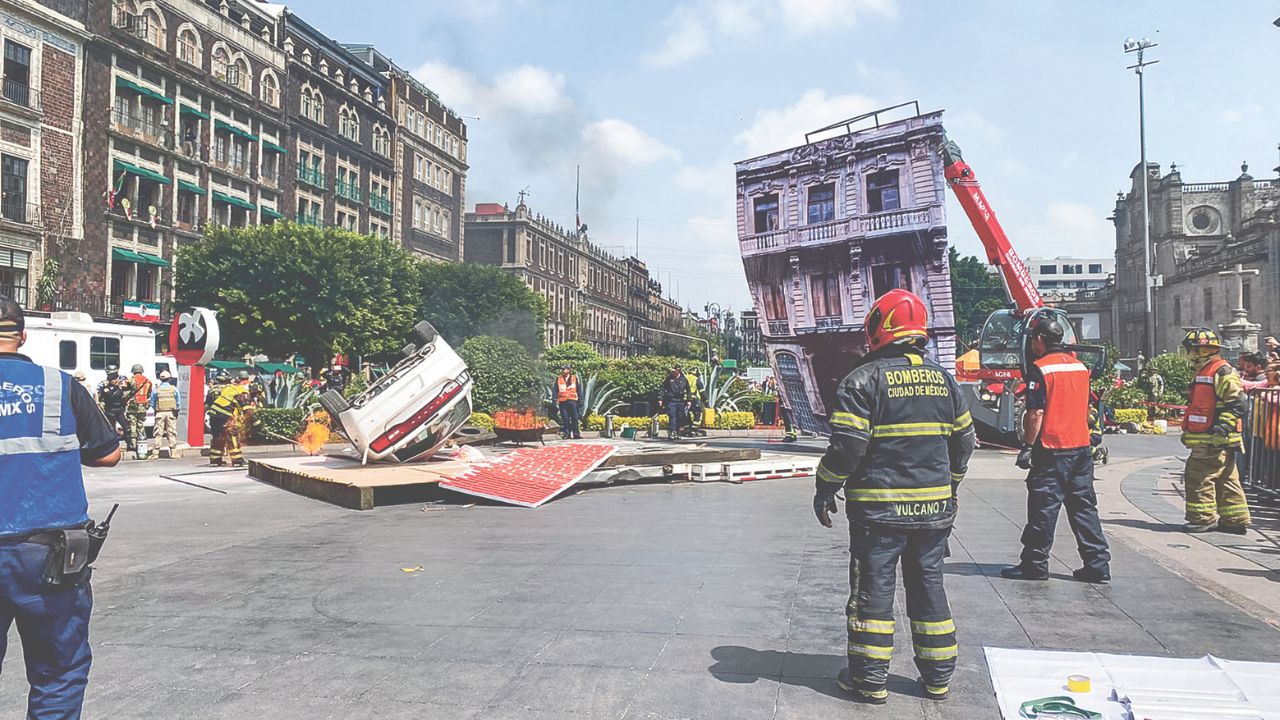 Protocolo. Como parte del ejercicio, elementos del Heroico Cuerpo de Bomberos capitalinos simularon la caída de un vehículo de un tercer piso y el rescate del conductor.