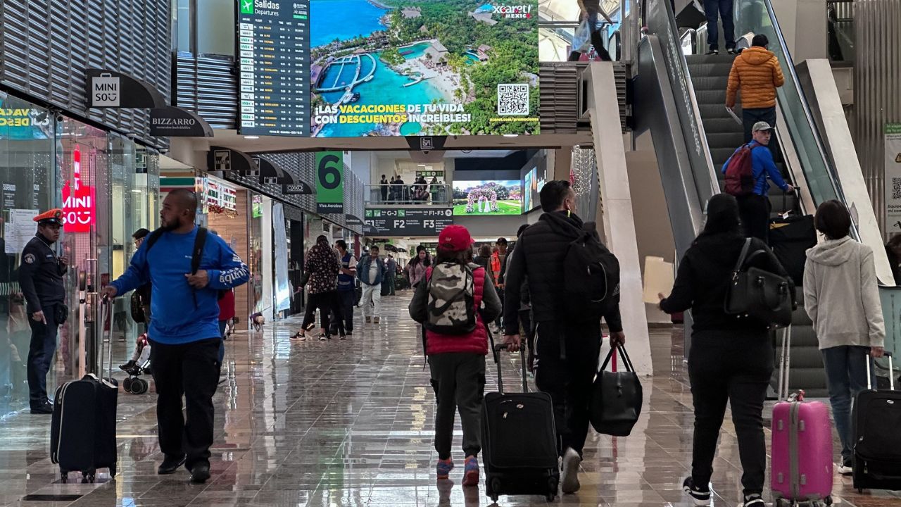 Por la conmemoración del CCXIV aniversario del inicio de la Independencia de México y para facilitar las maniobras aéreo-militares de dichos festejos el Aeropuerto Internacional de la Ciudad de México