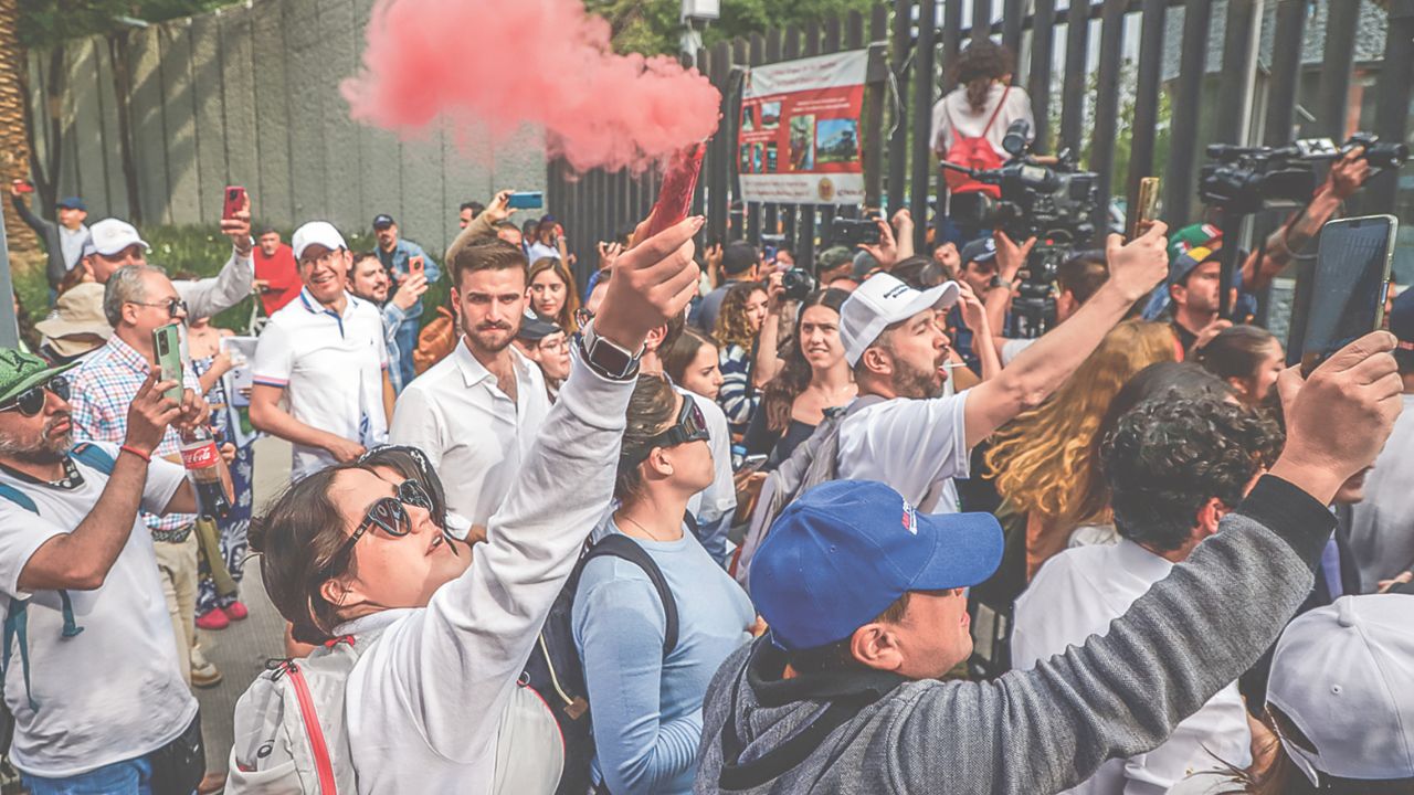 Caos. Con el sol a plomo la sala de armas de la Magdalena Mixhuca era un sitio más parecido al inframundo, que uno para discutir una reforma a la Constitución.