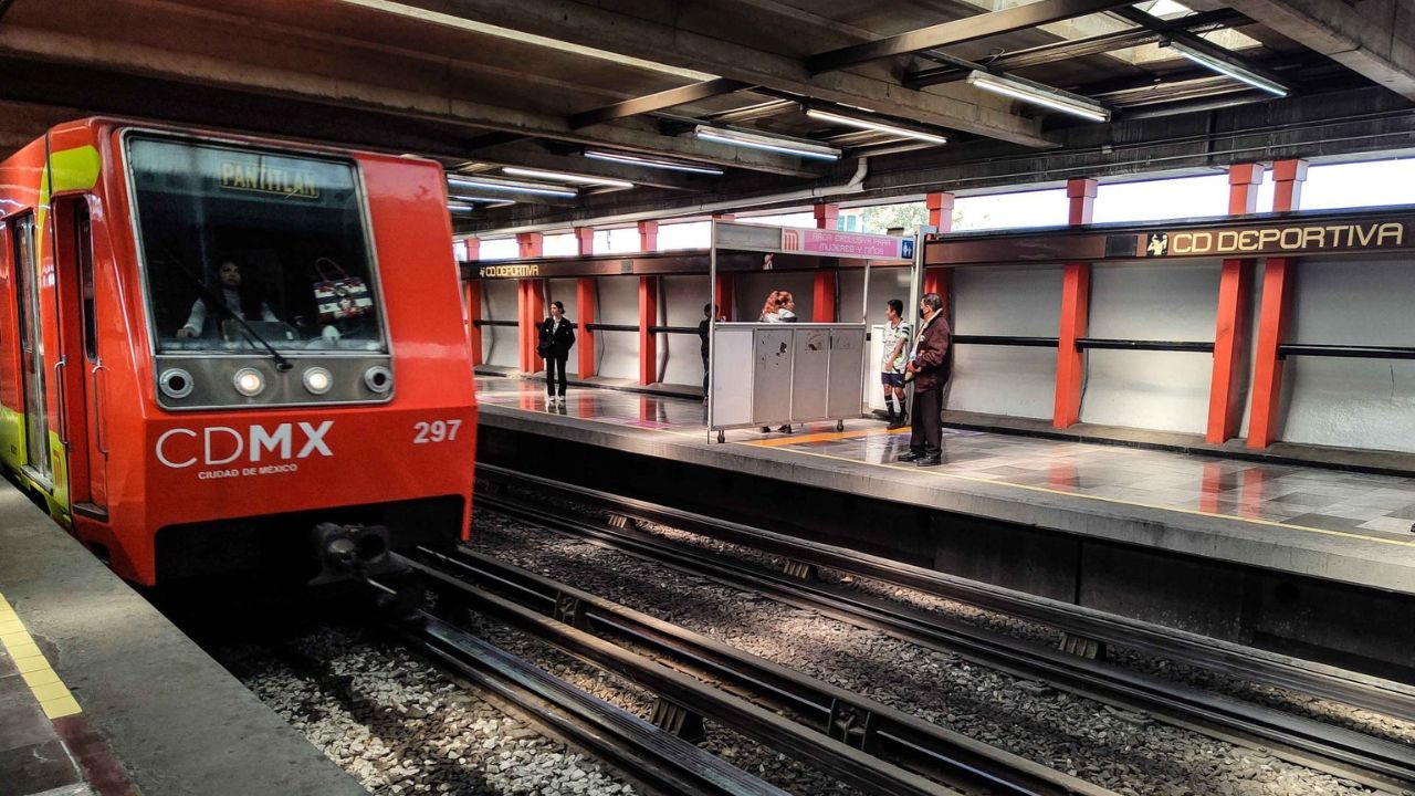 Insignia. El jefe de Gobierno destacó que el Metro es la columna vertebral de la movilidad de la Ciudad, por lo que se han realizado diversos proyectos para mejorar el servicio.