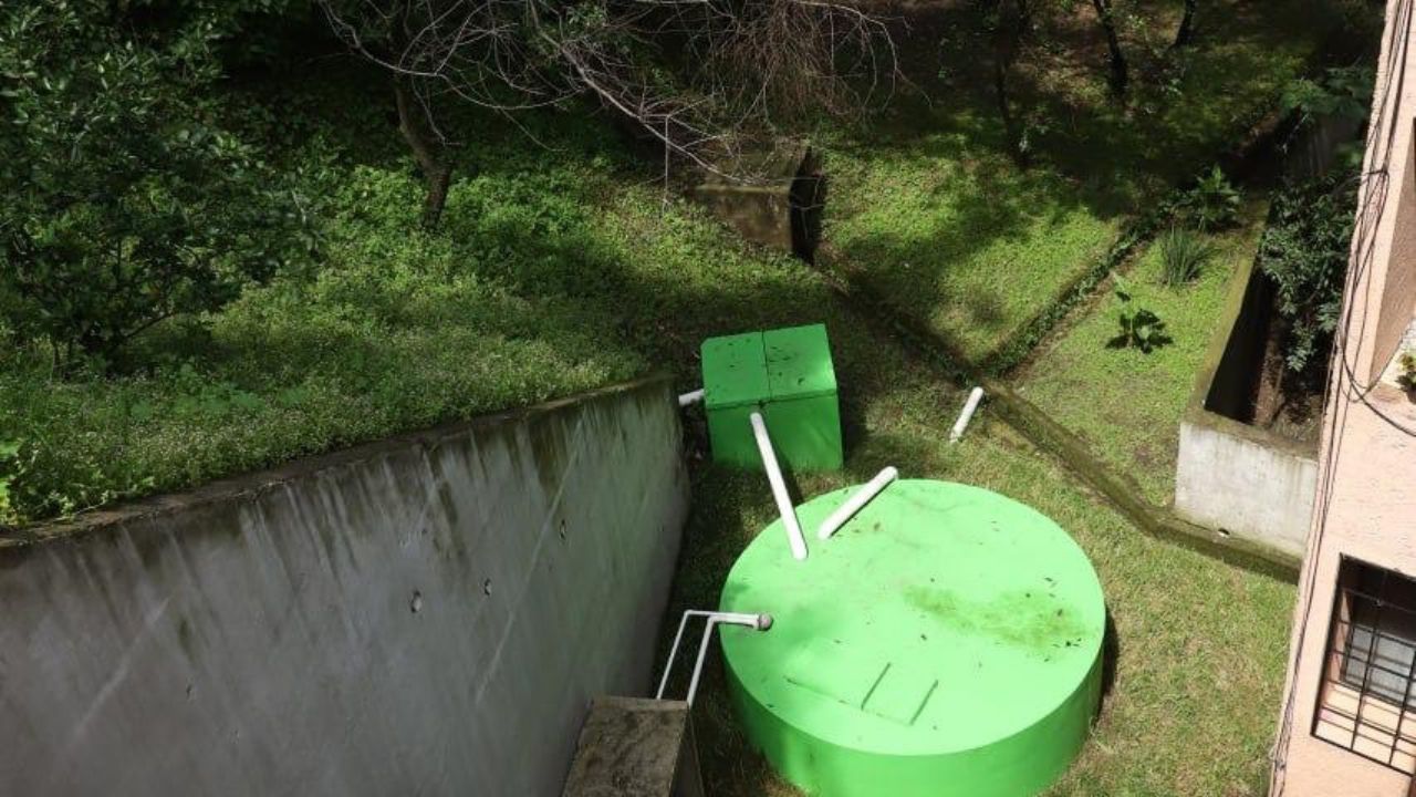 Para garantizar el acceso al agua, la alcaldesa de Álvaro Obregón, Lía Limón, entregó un captador pluvial con capacidad de 12 mil 200 litros a la Unidad Habitacional Real del Bosque