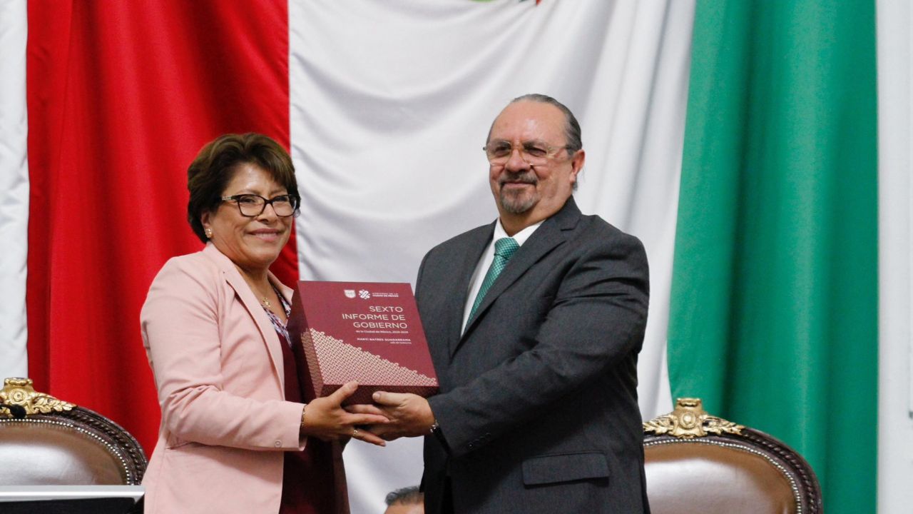 Recepción. El secretario de Gobierno capitalino, Ricardo Ruiz, entregó el documento a la presidenta de la Mesa Directiva del Congreso local, Martha Ávila.