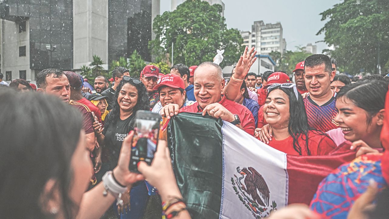 CARACAS. Durante una marcha, una persona posó con la bandera de México junto a Diosdado Cabello, principal aliado de Maduro.