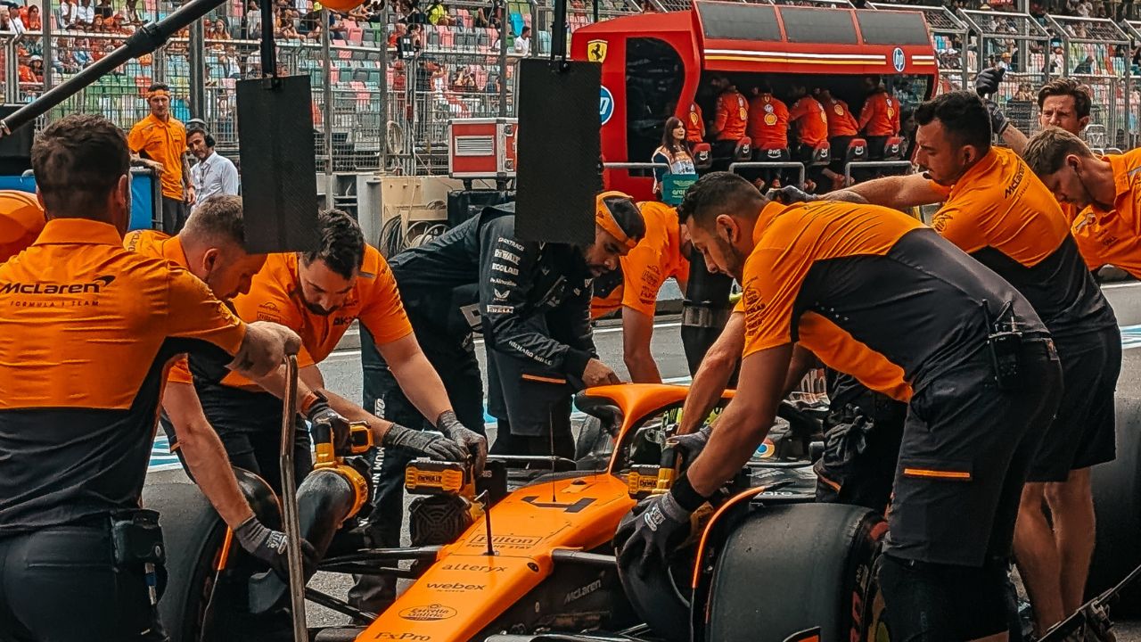 Principales beneficiados por el incidente protagonizado entre Sergio Pérez y Carlos Sainz del pasado domingo en Bakú, desde el garaje de McLaren se festejó el choque entre ambos pilotos