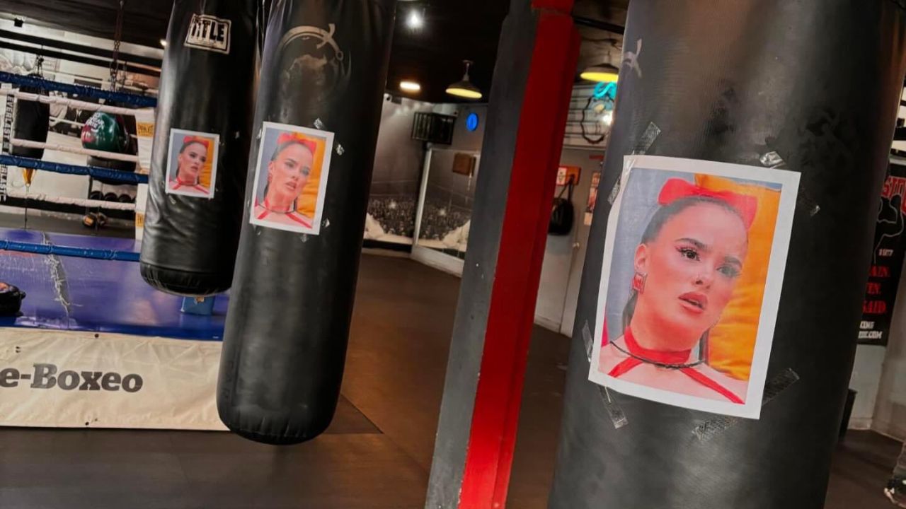 ALERTA. Las Brujas del Mar advirtieron que escuela de boxeo pegó la cara de una mujer en sus costales para invitar a que entrenen en ellos. 