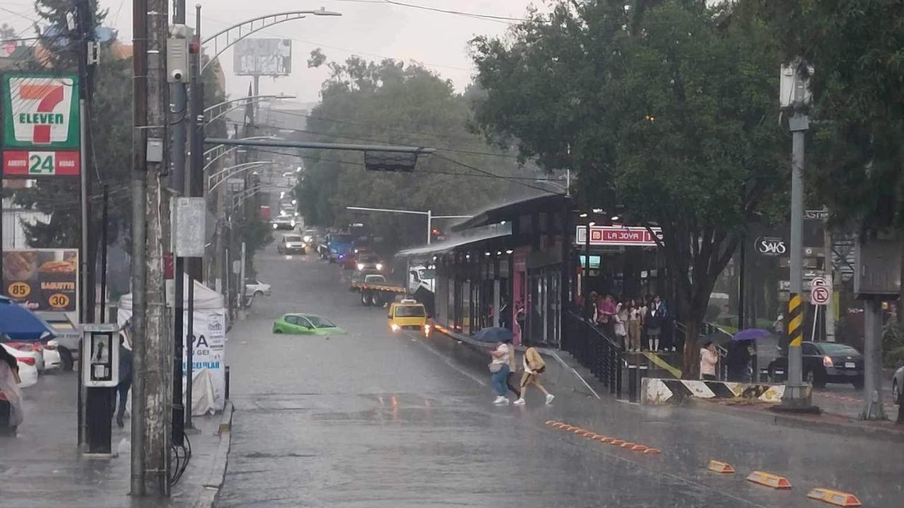 Encharcamiento. Entre las zonas más afectadas en Tlalpan por las precipitaciones, fue en Insurgentes Sur, en la parada del Metrobús La Joya.