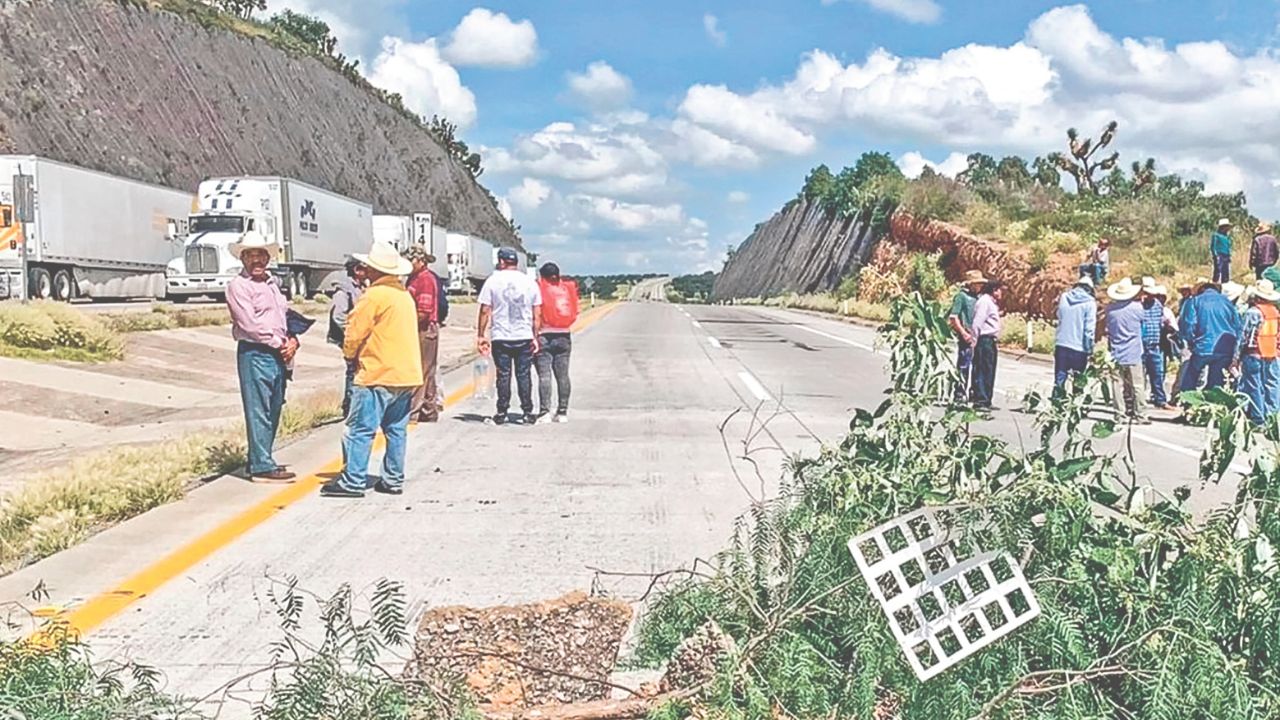 Comuneros de Tepoztlán, en Morelos, advirtieron que el estrangulamiento de la autopista México-Cuernavaca seguirá en los próximos días con bloqueo