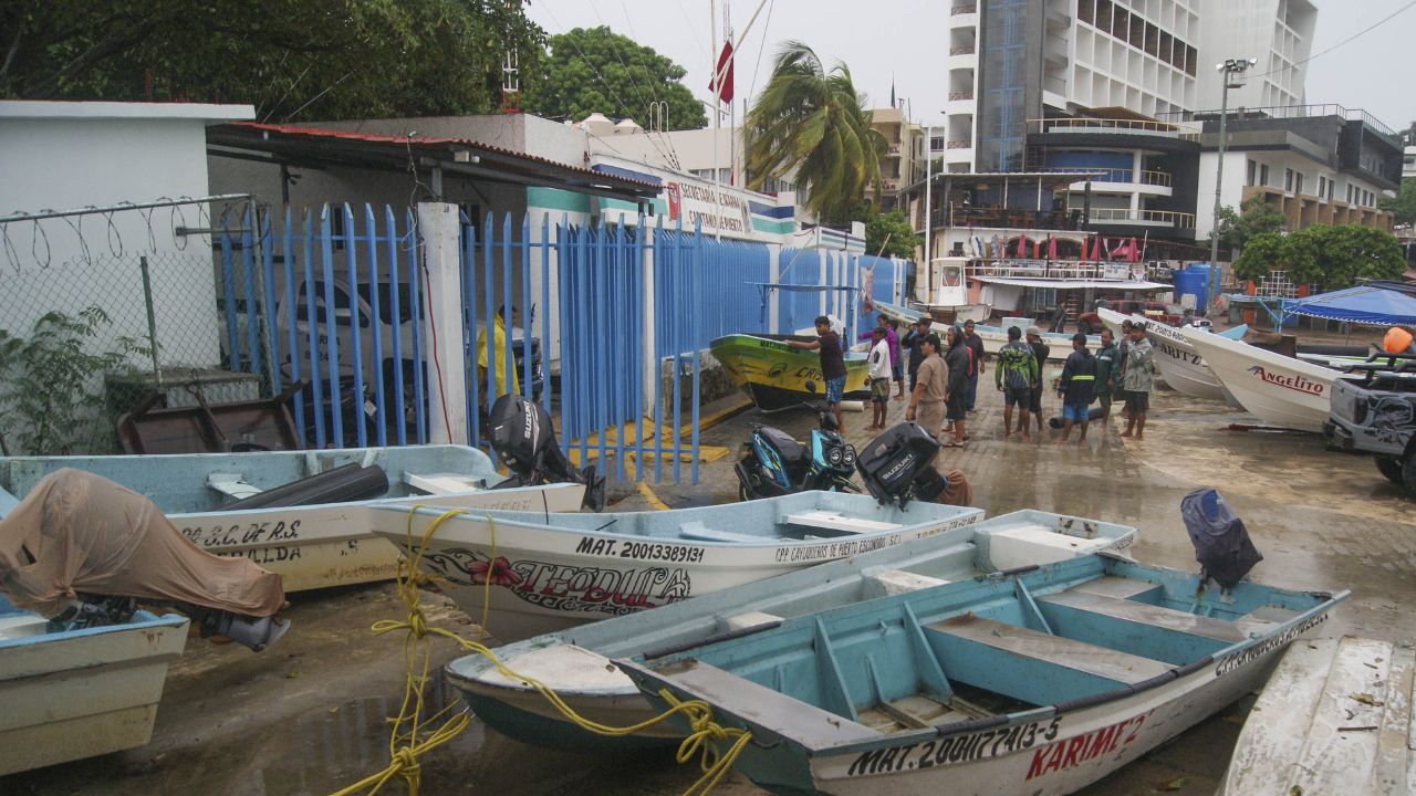 PREVENCIÓN. En Puerto Escondido, lancheros se prepararon ante la llegada del huracán John.