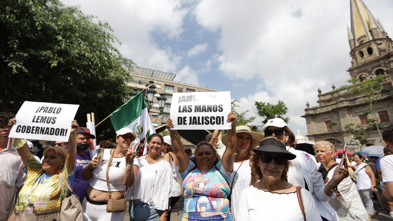 MARCHA. Los manifestantes acudieron a la protesta con ropa blanca y banderas de México.