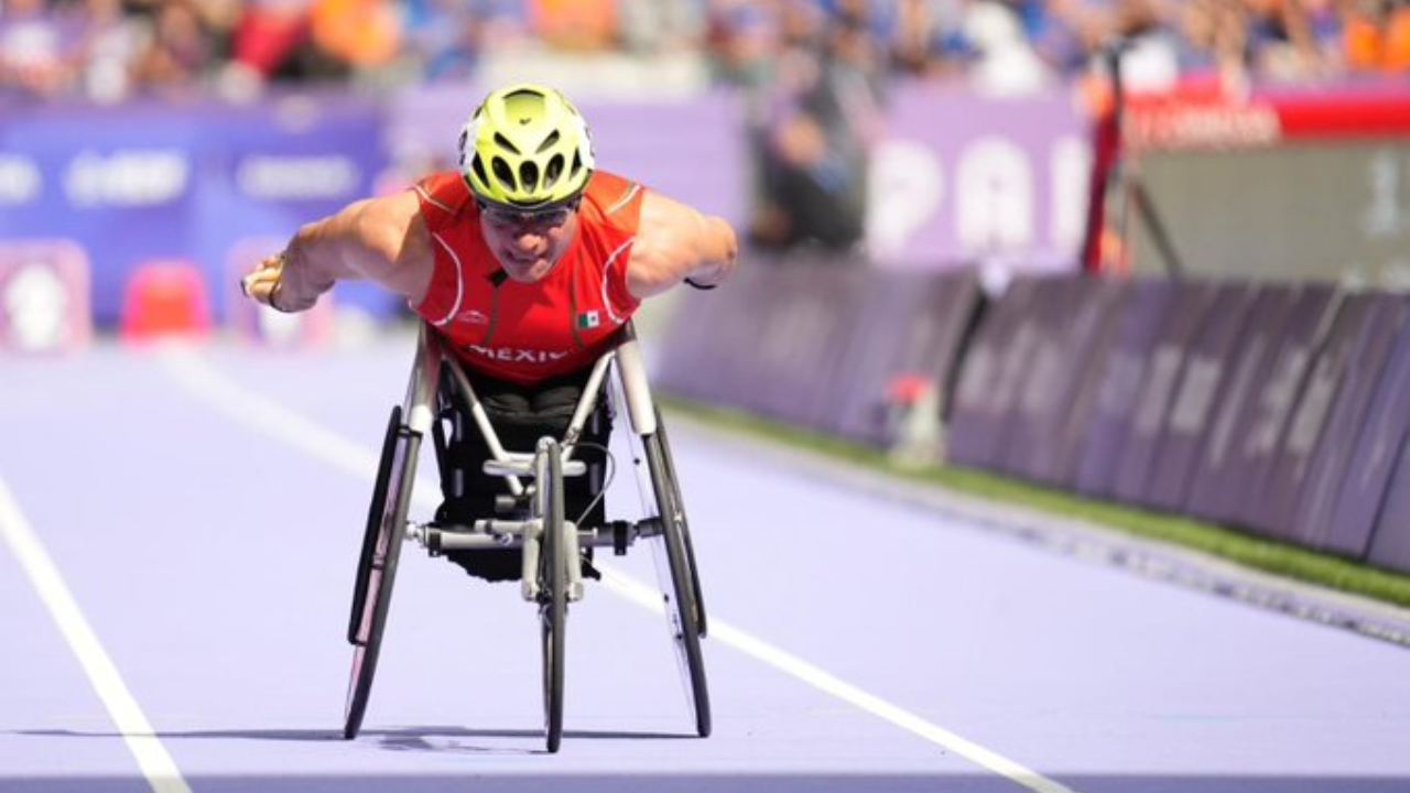 Juan Pablo Cervantes ganó la medalla de oro para México en la prueba de 100m T54 del para atletismo, en los Juegos Paralímpicos de París 2024.