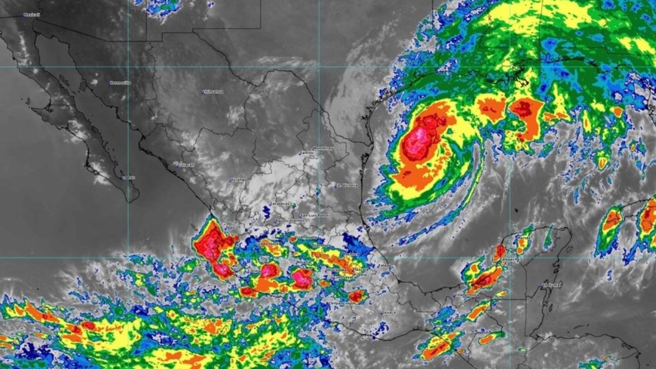 El fenómeno meteorológico 'Francine', que se encuentra sobre el Golfo de México, se intensificó este martes a huracán categoría 1.