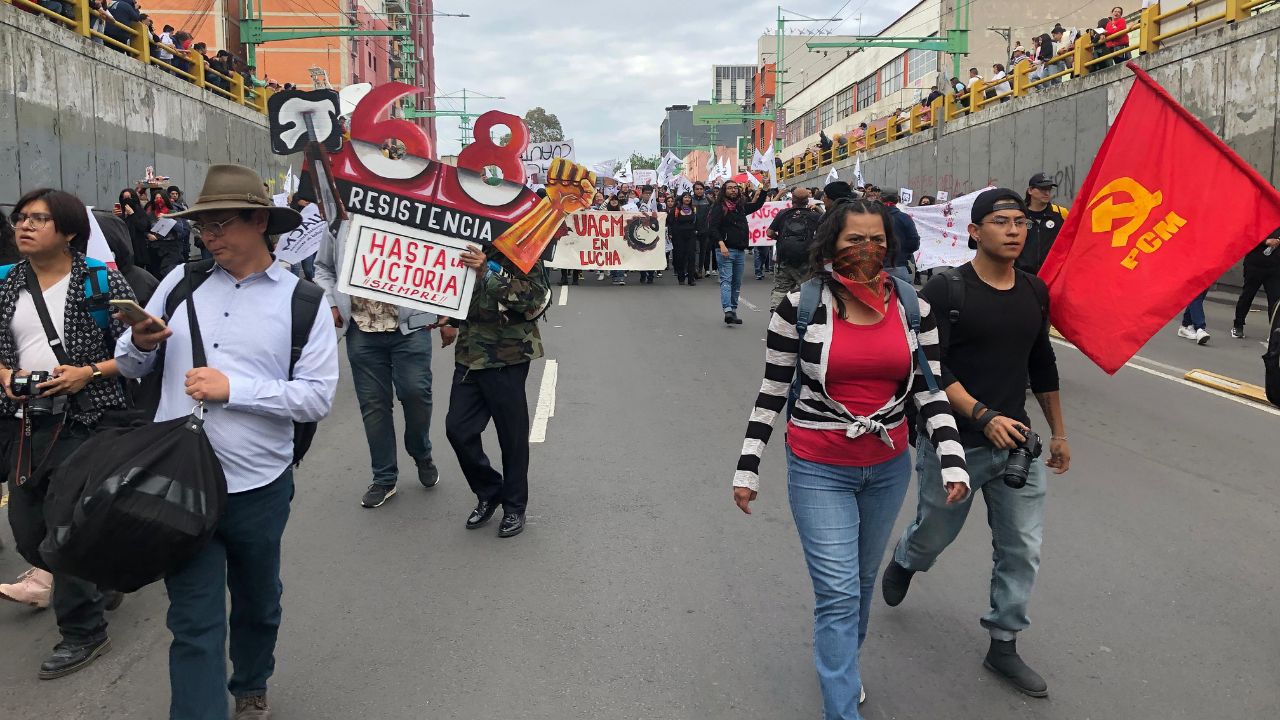 Conmemoran el 2 de octubre con marcha; bloque negro vandaliza Palacio de Ayuntamiento