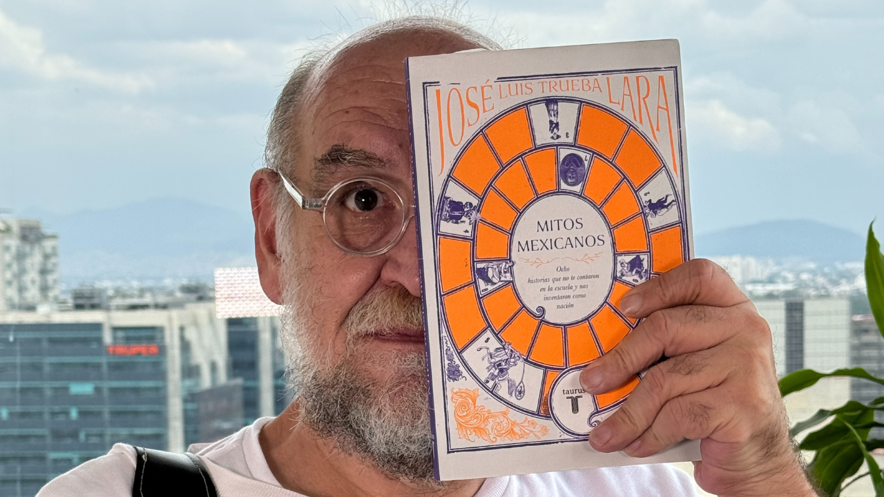 El escritor mexicano José Luis Trueba Lara posa con su libro en la redacción de 24 HORAS.