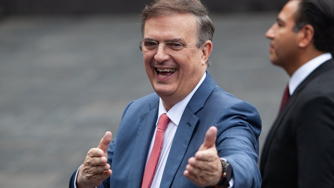 El secretario de Economía, Marcelo Ebrard Casaubón, anunció este viernes su gabinete paritario que lo acompañará en esta dependencia