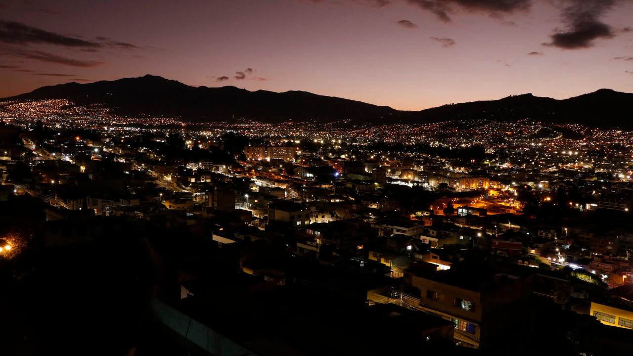 Ecuador anuncia que los apagones eléctricos seguirán hasta diciembre