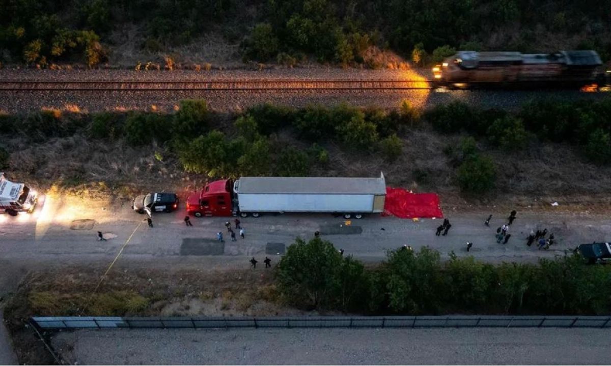 Tráiler abandonado en San Antonio, Texas, el pasado 27 de junio de 2022, en donde se localizaron 53 migrantes sin vida