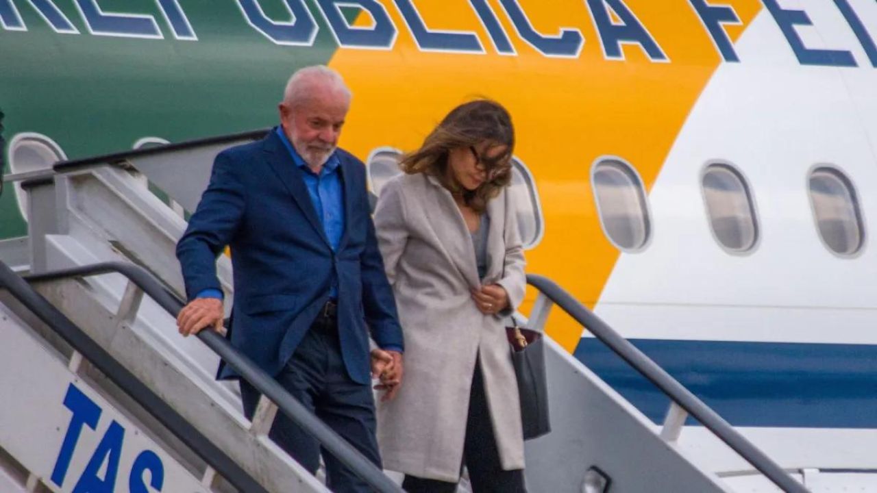 Avión presidencial de Lula da Silva regresó al AICM tras su despegue debido a un "problema técnico"; habría dado vueltas sobre el Estado de México para quemar combustible