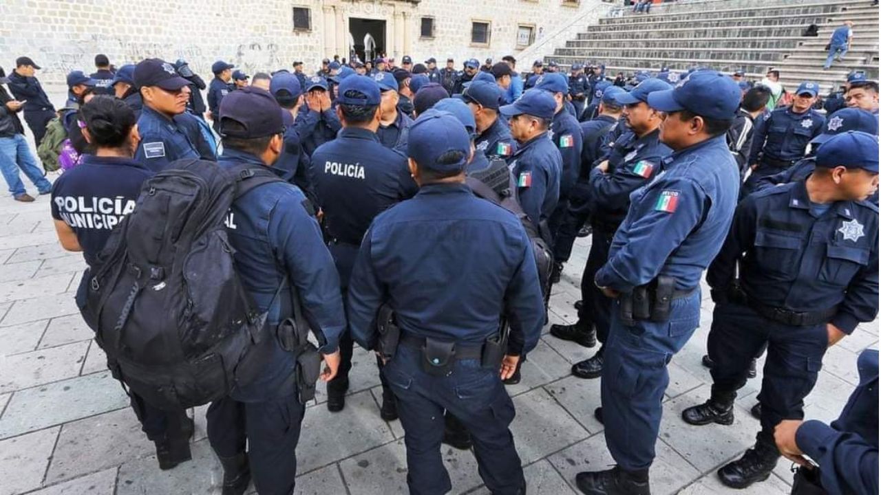 Protestan policías de Oaxaca tras no pasar examen de control de confianza