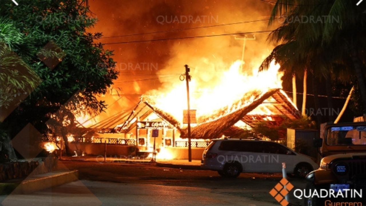 Se incendia icónico restaurante "La Cabaña de Caleta" en Acapulco