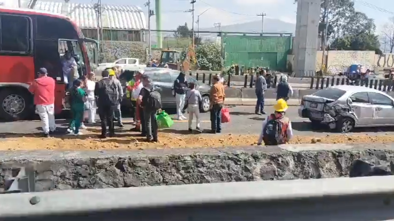 De acuerdo con reportes preliminares, el tráiler que transportaba un contenedor de basura no pudo detenerse debido a la falla en sus frenos