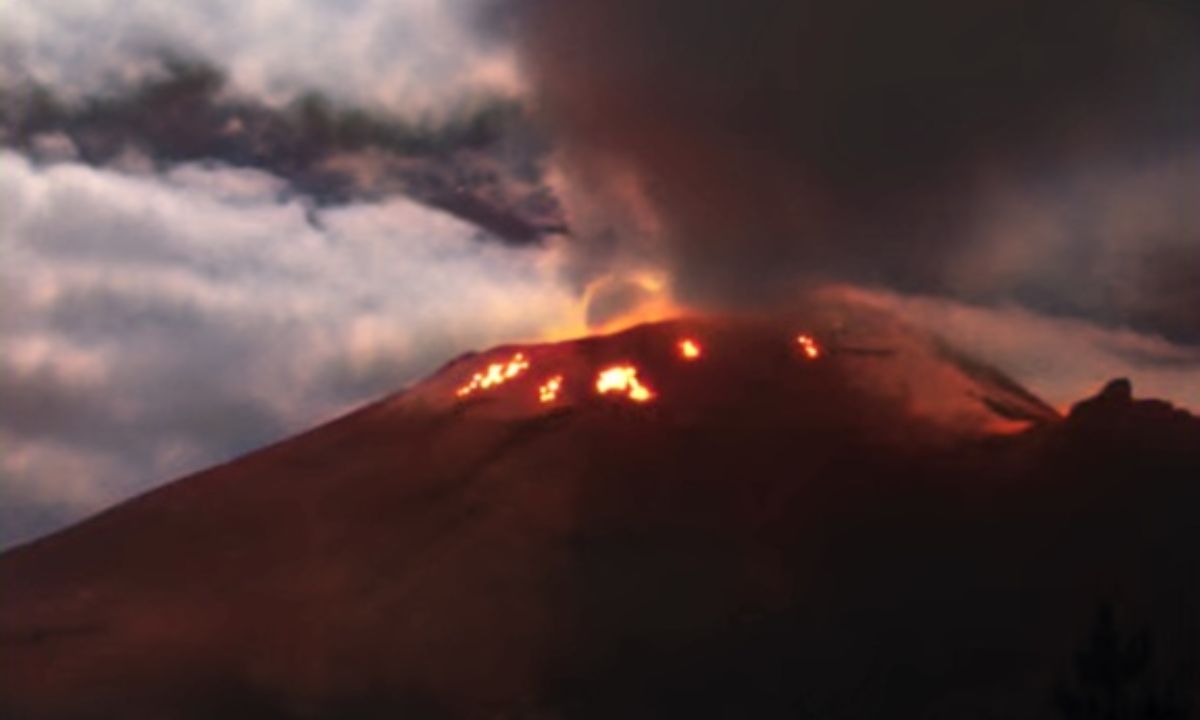 Volcán Popocatépetl arroja material incandescente y ceniza