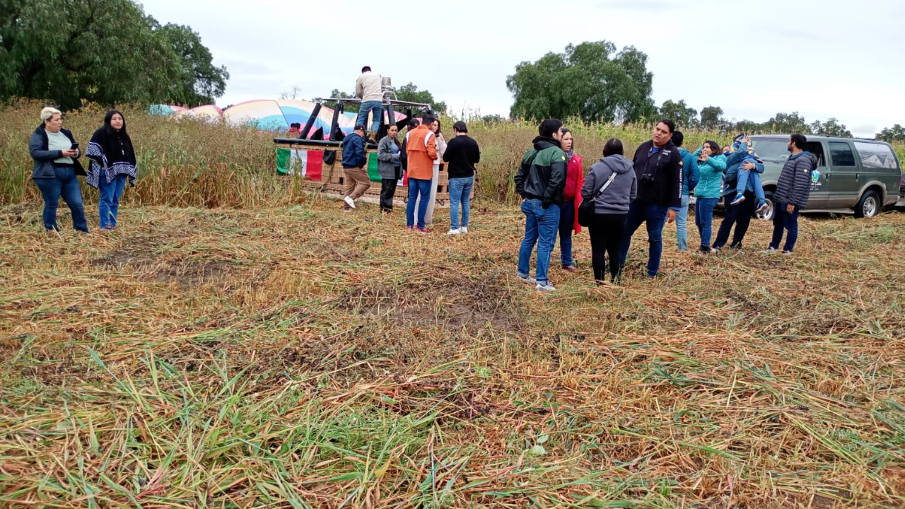 Cuerpos de emergencia se trasladaron al lugar donde aterrizaron en una zona de cultivo y auxiliaron a tres pasajeros que resultaron lesionados por el aterrizaje forzoso, en la zona de Granjas Familiares y Tepexpan, en el municipio de Acolman.