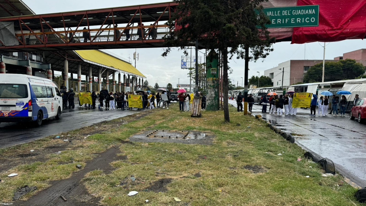 Personal Médico bloquean la Avenida Central