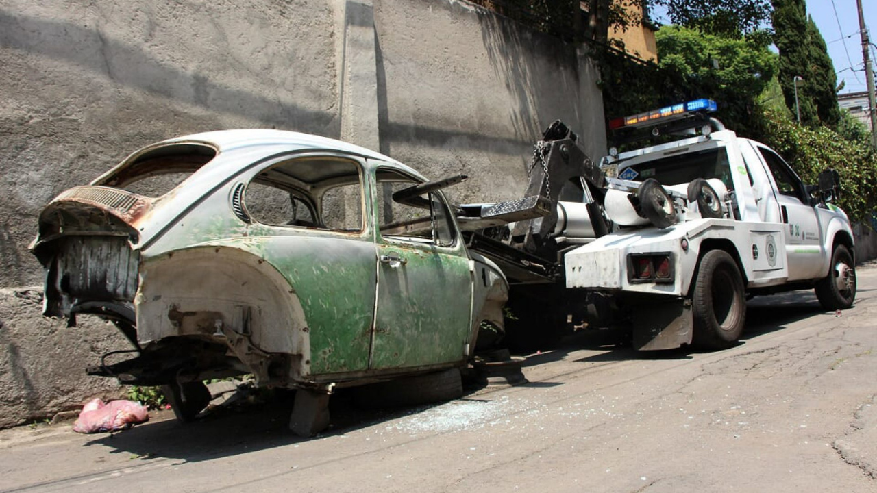 CDMX retira 17 autos chatarra