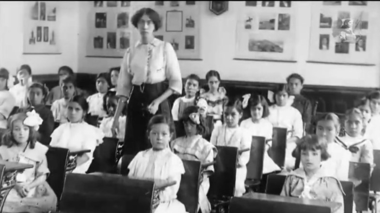 Una de las contribuciones más importantes de Rita Cetina fue la fundación, en 1870, de la escuela La Siempreviva, la primera institución educativa en Yucatán dedicada exclusivamente a la formación de niñas. 