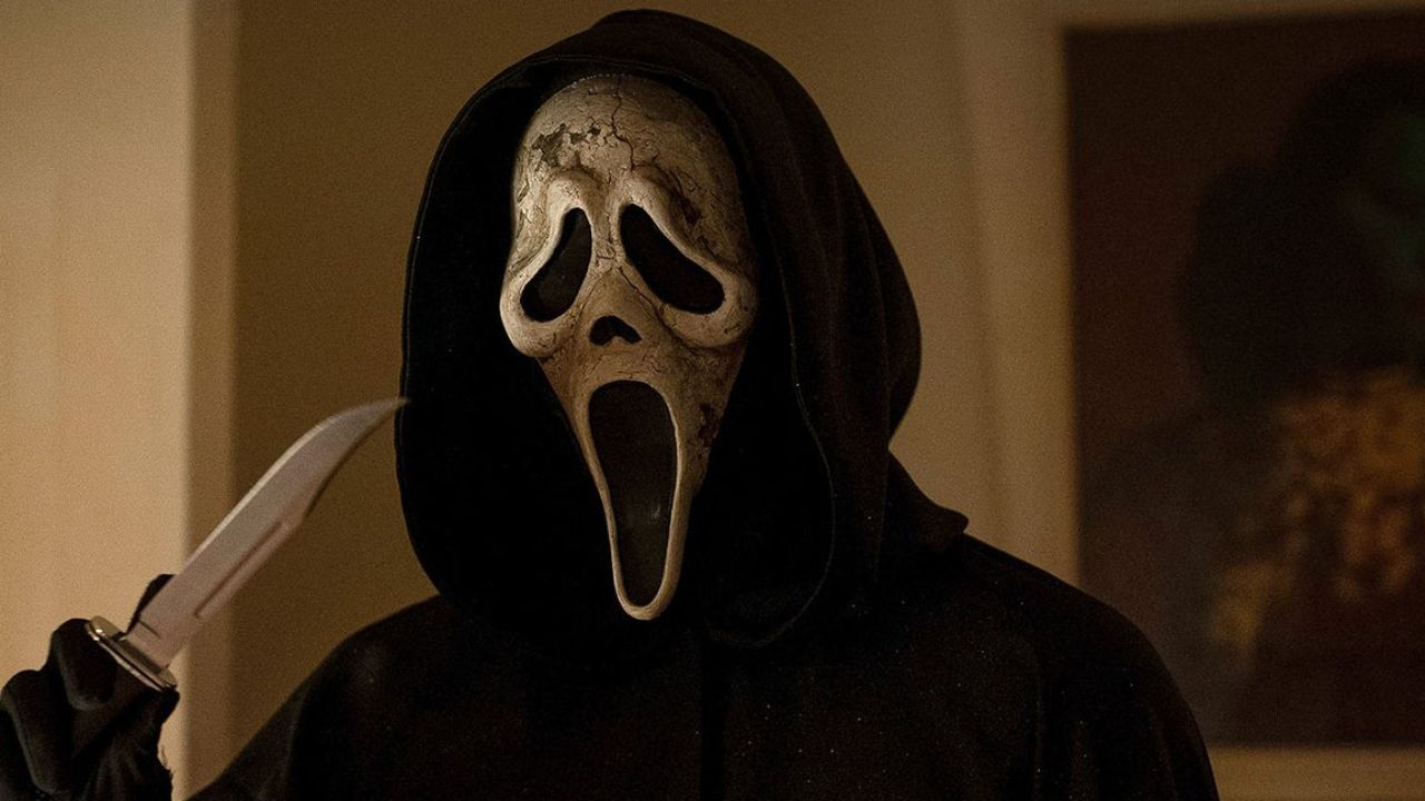 Scream ha mantenido su relevancia en el género del terror gracias a su mezcla de sátira y suspenso