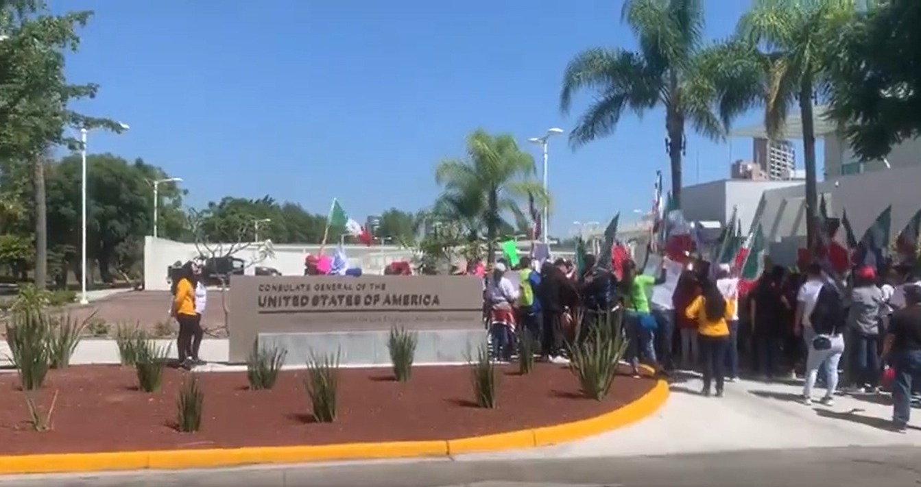 Trabajadores del Poder Judicial de la Federación hacen protesta bilingüe en consulado de Guadalajara, Jalisco.