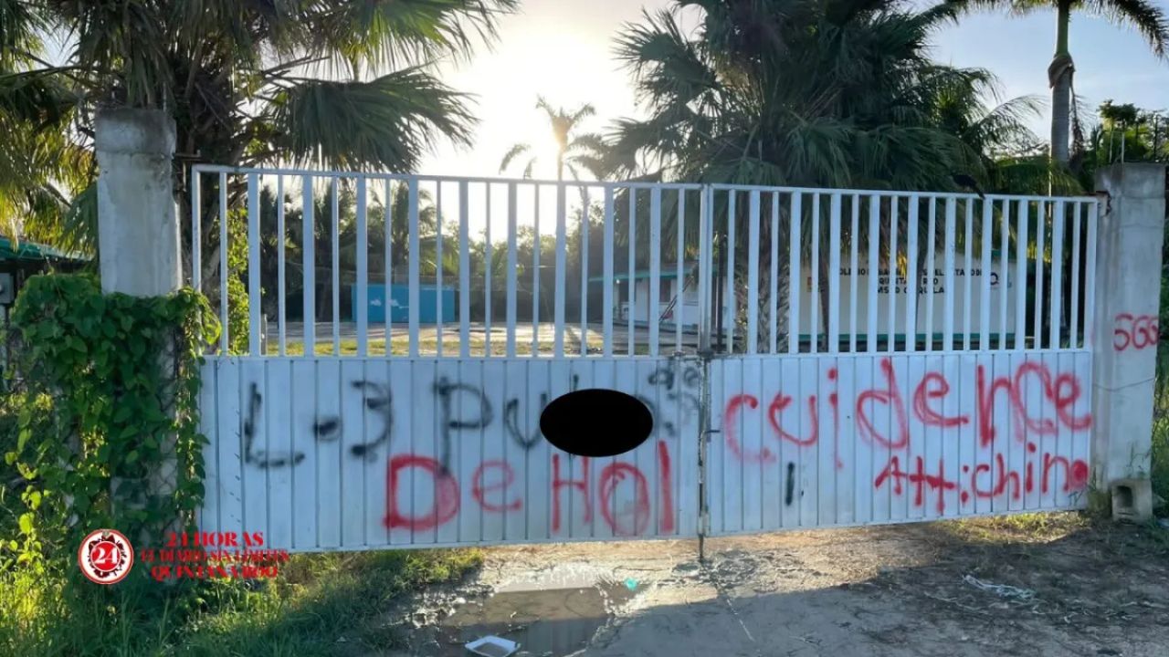 Pinta al exterior del Colegio de Bachilleres de Chiquilá en Quintana Roo