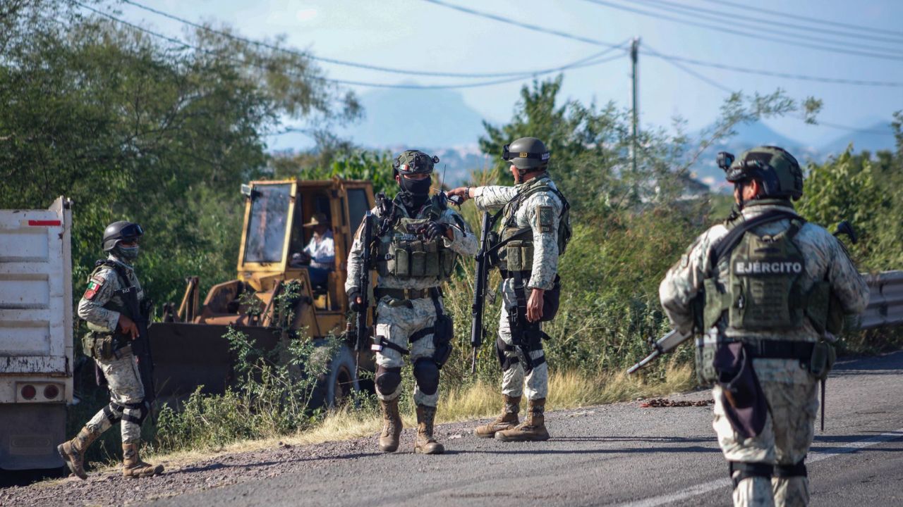 Poco después de las 2 de la tarde del 17 de octubre, se reportaron bloqueos y disparos en la autopista México 15, a la salida sur de Culiacán, frente al parque acuático Splash Club