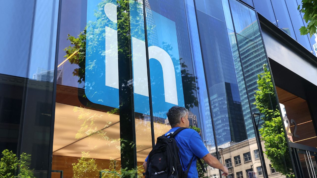 La red social profesional LinkedIn del gigante estadounidense Microsoft fue sancionada ayer con una multa de 310 millones de euros