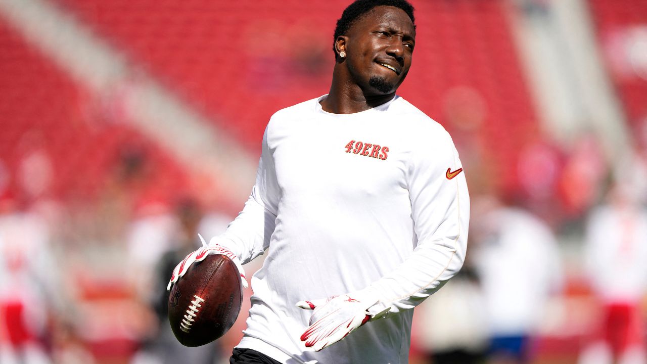 ahora el equipo de los 49ers de San Francisco reportó que Deebo Samuel fue hospitalizado debido a una neumonía