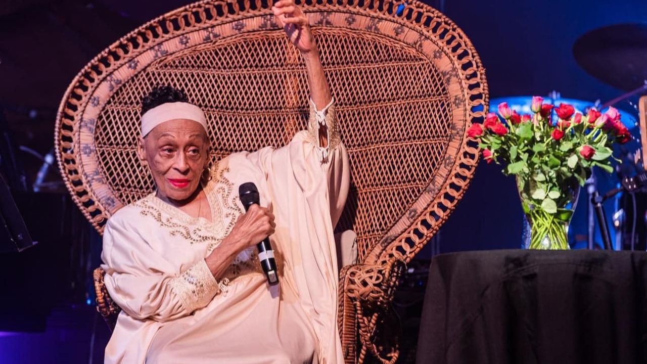 Omara Portuondo, se retirará de los escenarios a los 93 años luego de haber tenido que interrumpir una presentación en Barcelona