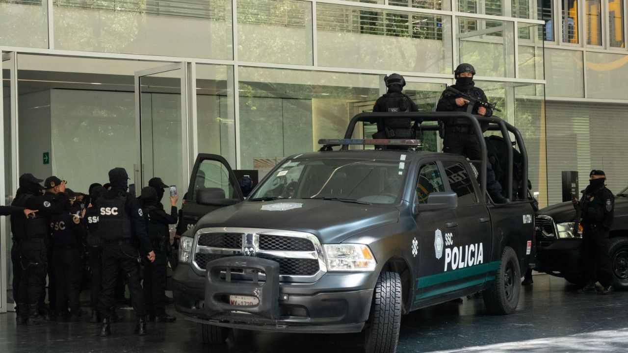 Caso. En agosto, elementos de la Policía y Fiscalía capitalinas ingresaron a un inmueble en Paseo de la Reforma 26, donde detuvieron a personas implicadas en extorsiones a través de aplicaciones móviles.