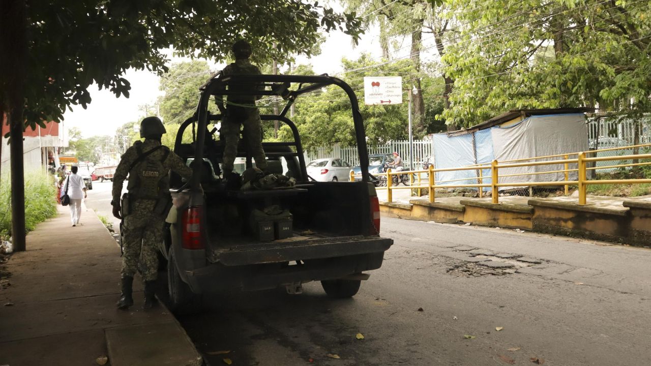 Crisis. Elementos del Ejército custodian el hospital a donde fueron trasladadas las personas lesionadas durante el incidente.