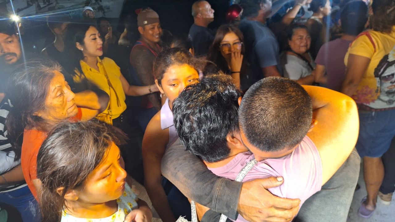 REENCUENTRO. Familiares de los hombres que trabajaban en el mar los recibieron en Puerto Progreso, en Yucatán.