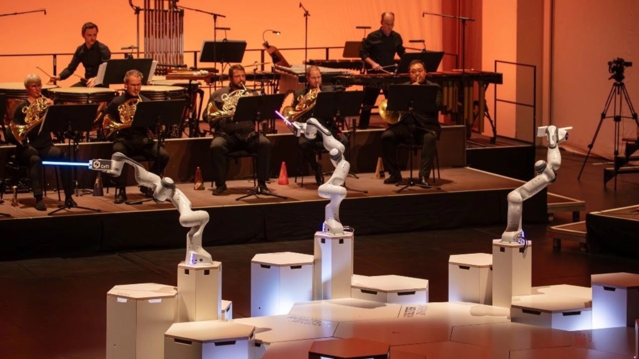 Un robot de tres brazos entrenado para imitar a un director de orquesta humano hizo su debut en la ciudad alemana de Dresde