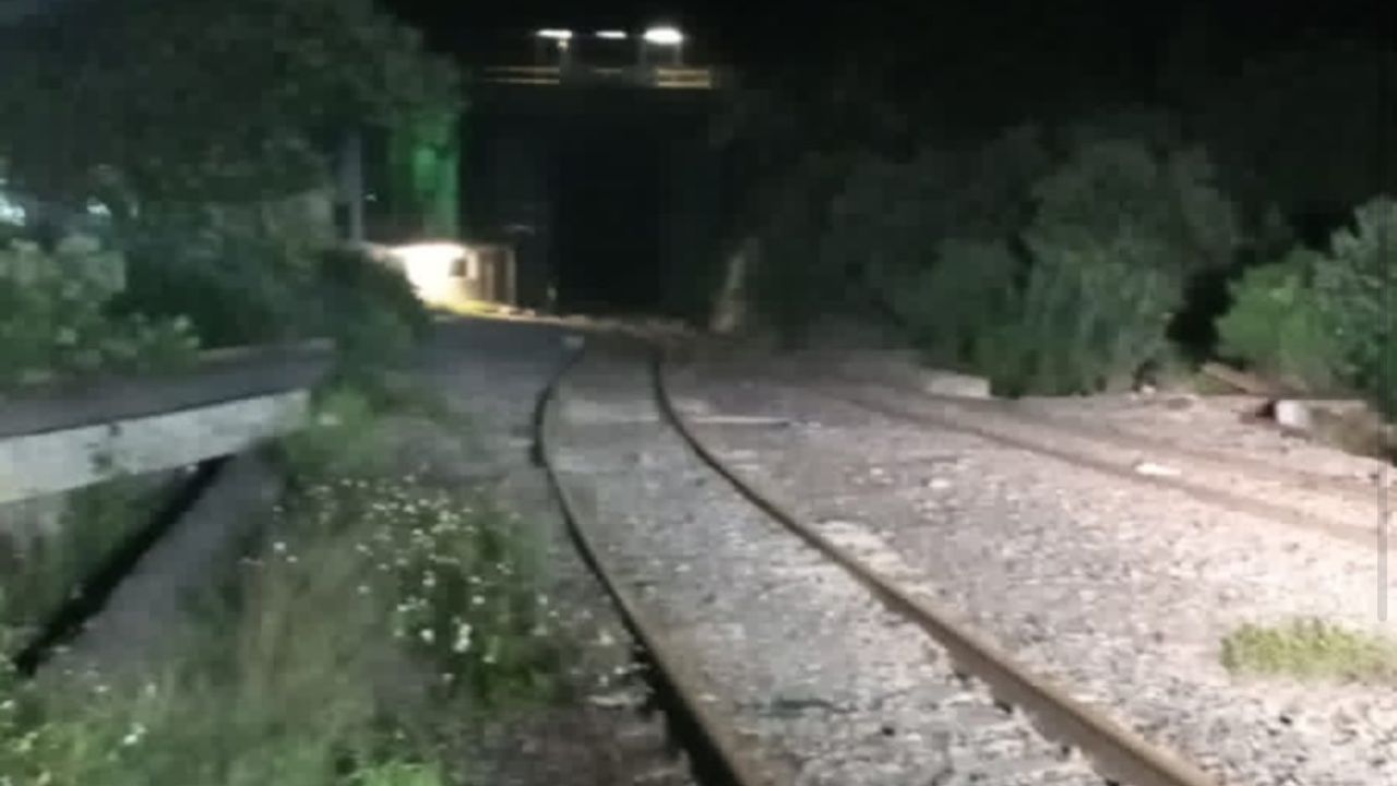 CONFLICTO. Los inconformes acusan que un ferrocarril de esa empresa tiró un tanque de agua cuando se descarriló.